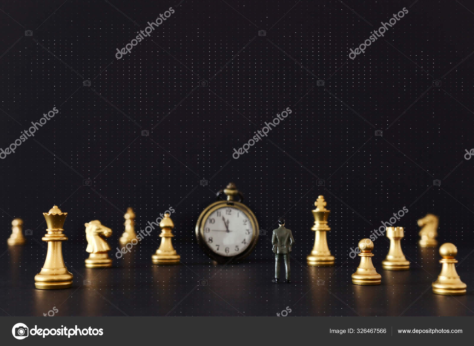 Imagem do jogo de xadrez. Empresário olhando relógio vintage e peões,  competição, estratégia, liderança e conceito de sucesso fotos, imagens de ©  tomert #326467566